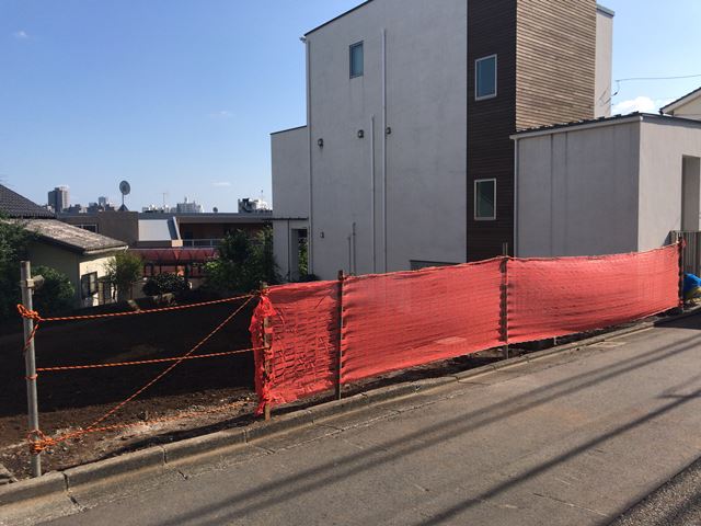 東京都大田区西嶺町の 鉄骨陸屋根3階建て家屋解体工事後の様子です。